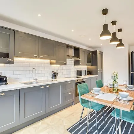 New York * Leeds (West Yorkshire)